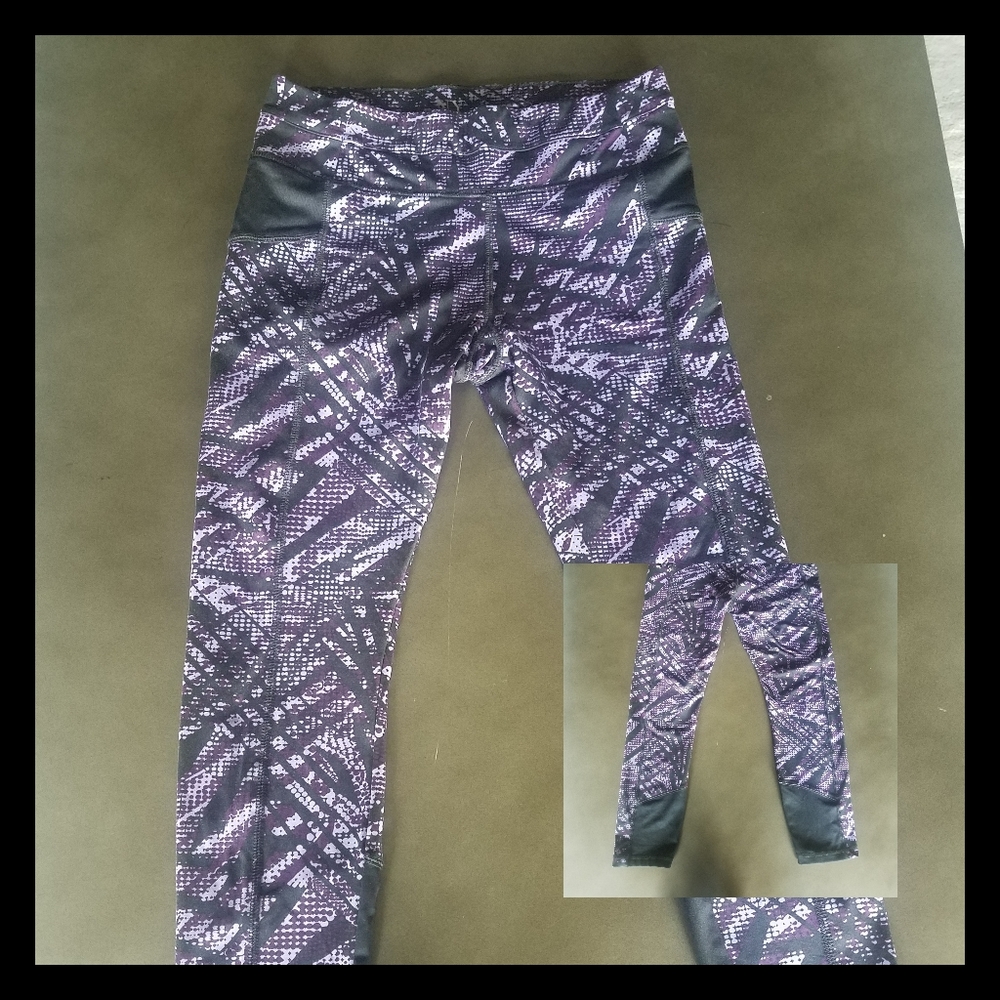 NY and Company: Sporty Capri Leggings